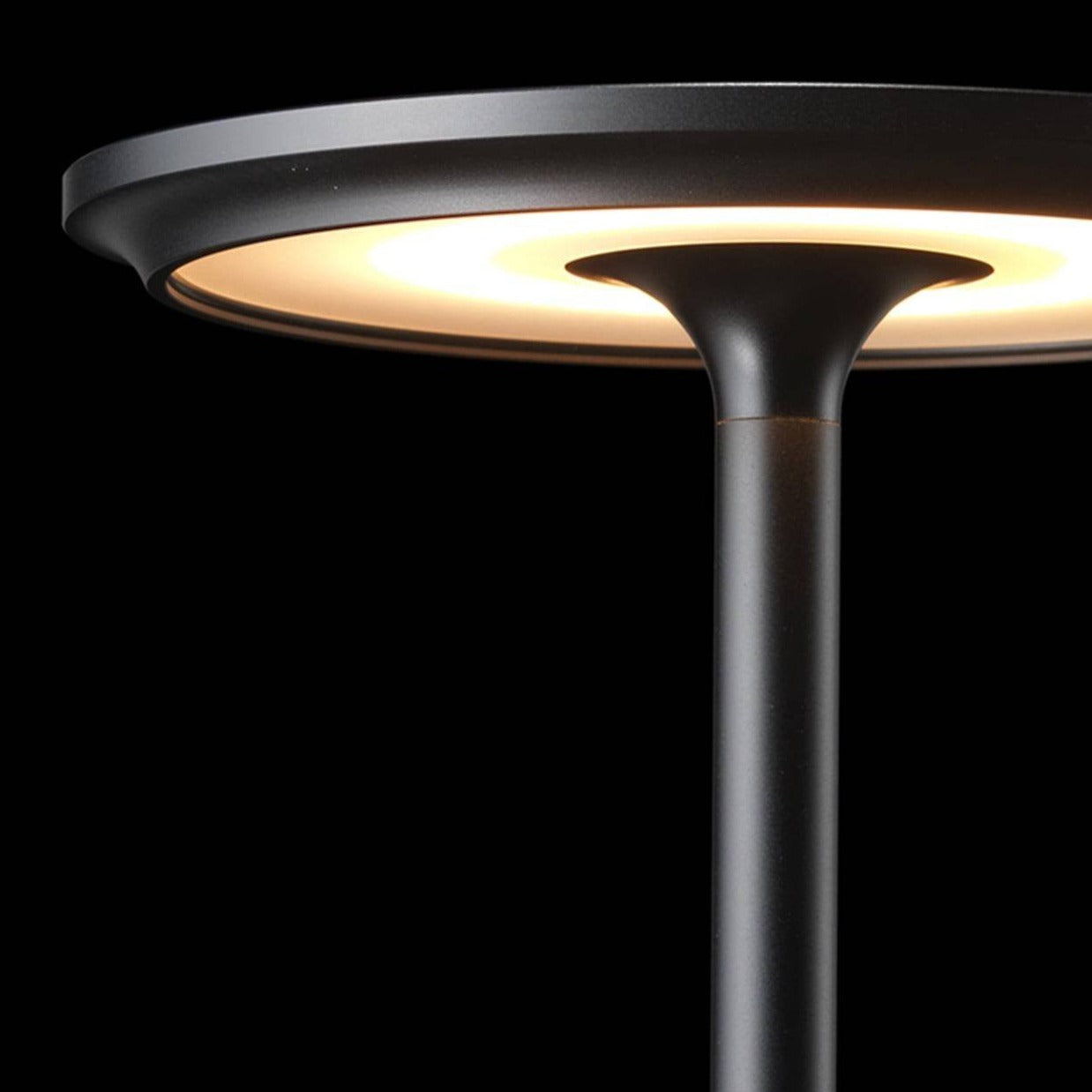 IlluminatePro™ | Luxalite genopladelig bordlampe